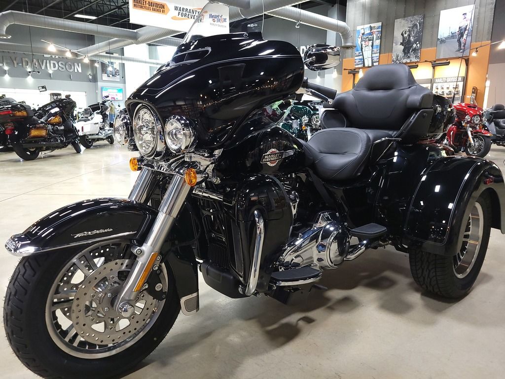 2024 FLHTCUTG - Tri Glide Ultra  B857064 - Click for larger photo