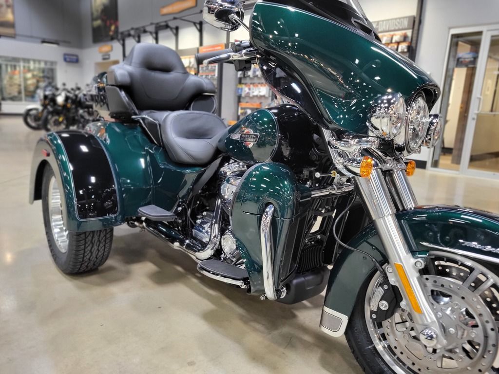 2024 FLHTCUTG - Tri Glide Ultra  B852472 - Click for larger photo