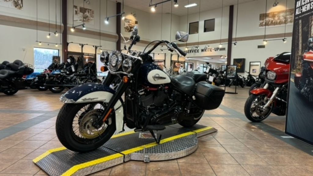 2019 FLHC - Softail Heritage Classic  B054129 - Click for larger photo