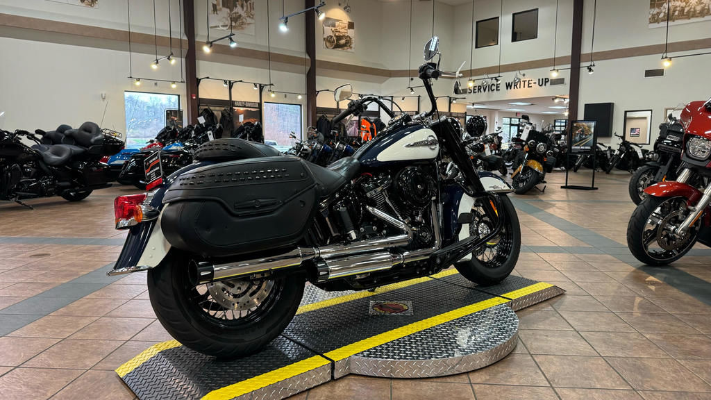 2019 FLHC - Softail Heritage Classic  B054129 - Click for larger photo