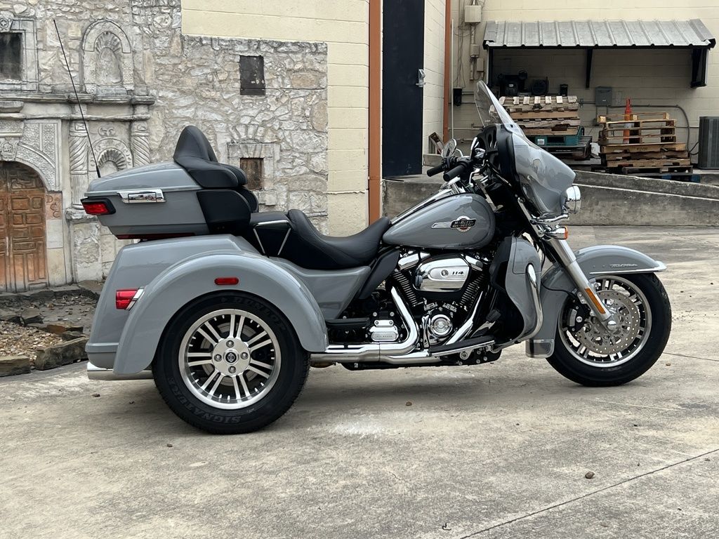 2024 FLHTCUTG - Tri Glide Ultra  853342T - Click for larger photo