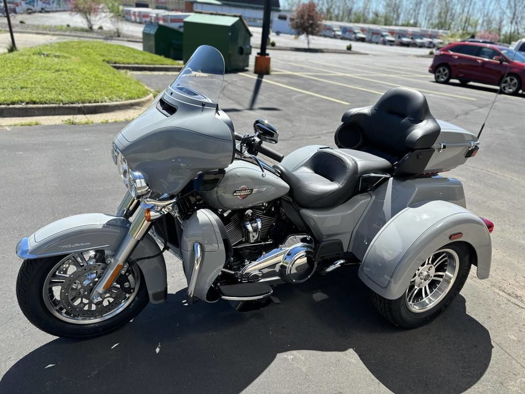 2024 FLHTCUTG - Tri Glide Ultra  24091 - Click for larger photo