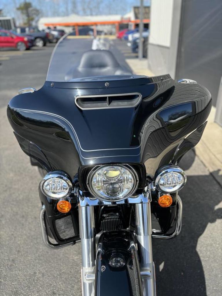 2024 FLHTCUTG - Tri Glide Ultra  24069 - Click for larger photo