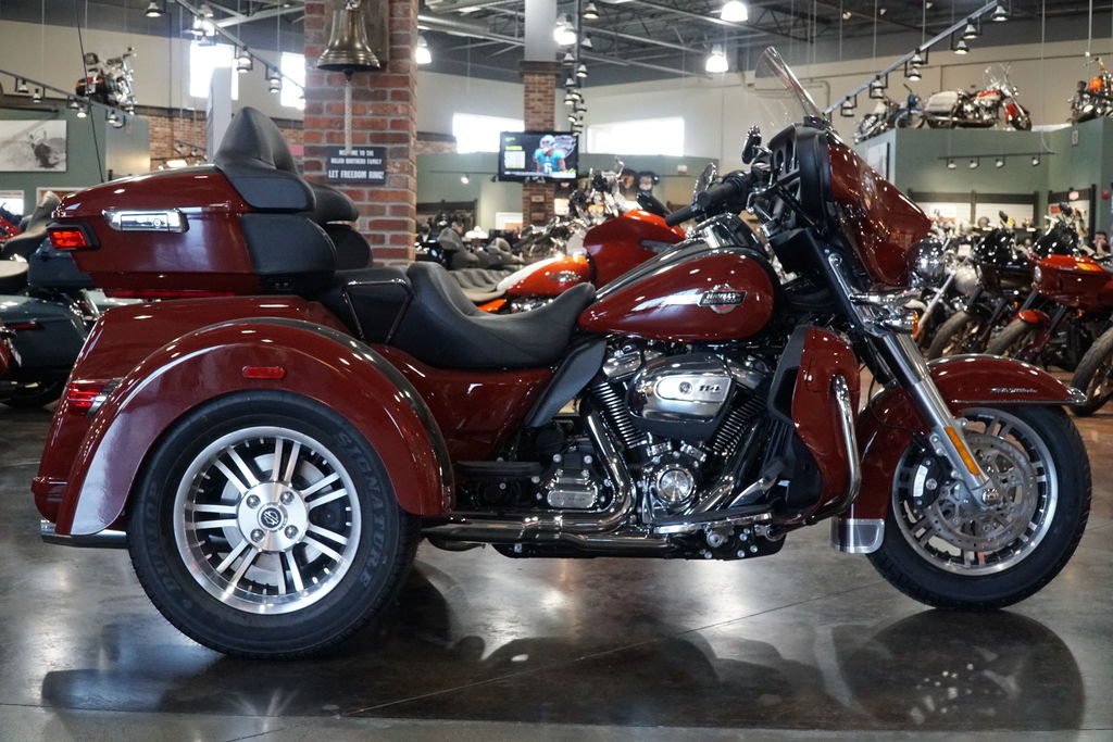 2024 FLHTCUTG - Tri Glide Ultra  H24102 - Click for larger photo
