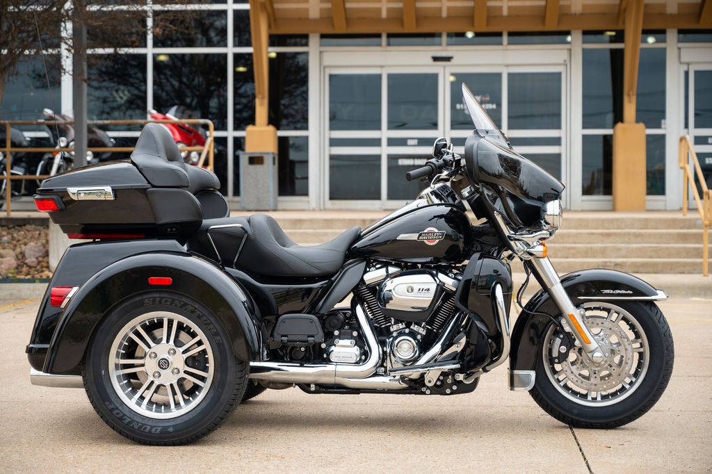 2024 FLHTCUTG - Tri Glide Ultra  857147H - Click for larger photo