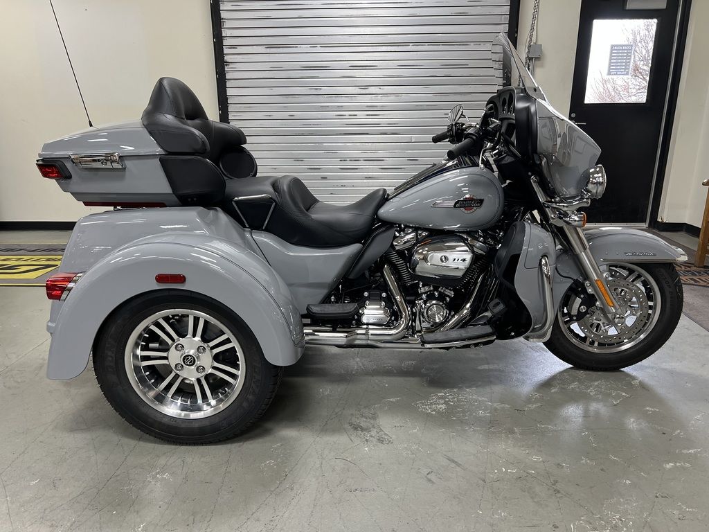 2024 FLHTCUTG - Tri Glide Ultra  853223 - Click for larger photo
