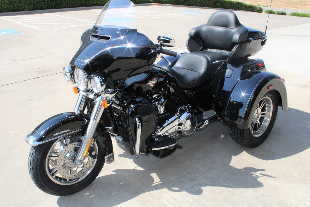 2020 FLHTCUTG - Tri Glide Ultra  LB852032 - Click for larger photo