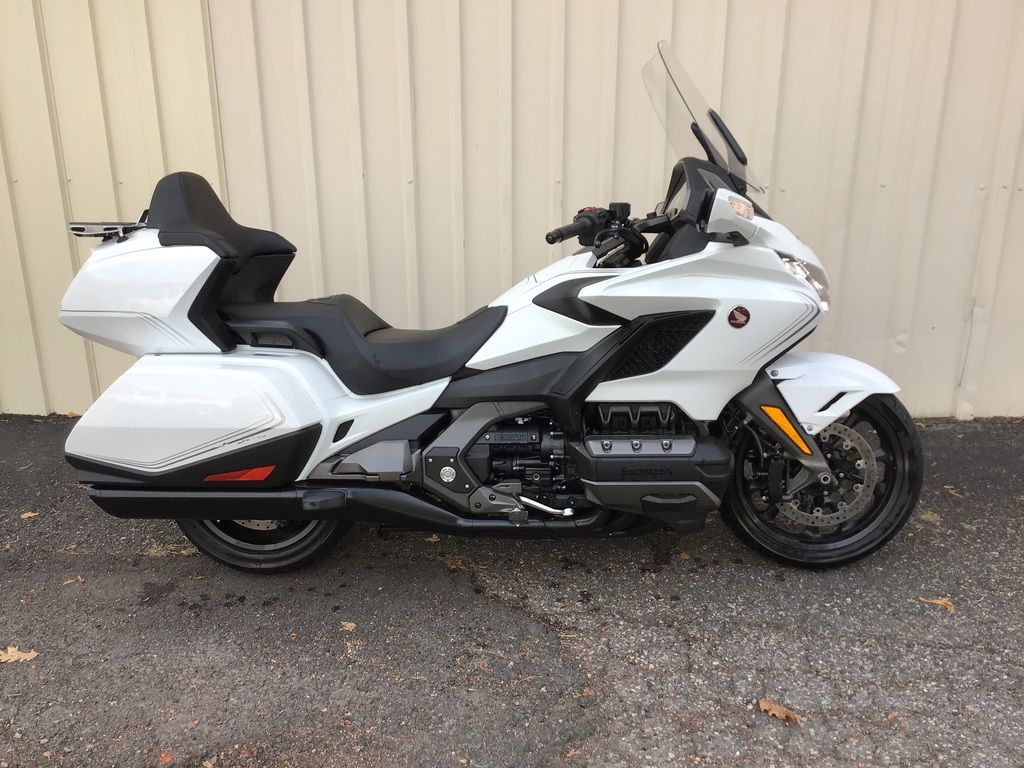 2020 Gold Wing Tour Automatic DCT Pearl Glare  14728488 - Click for larger photo