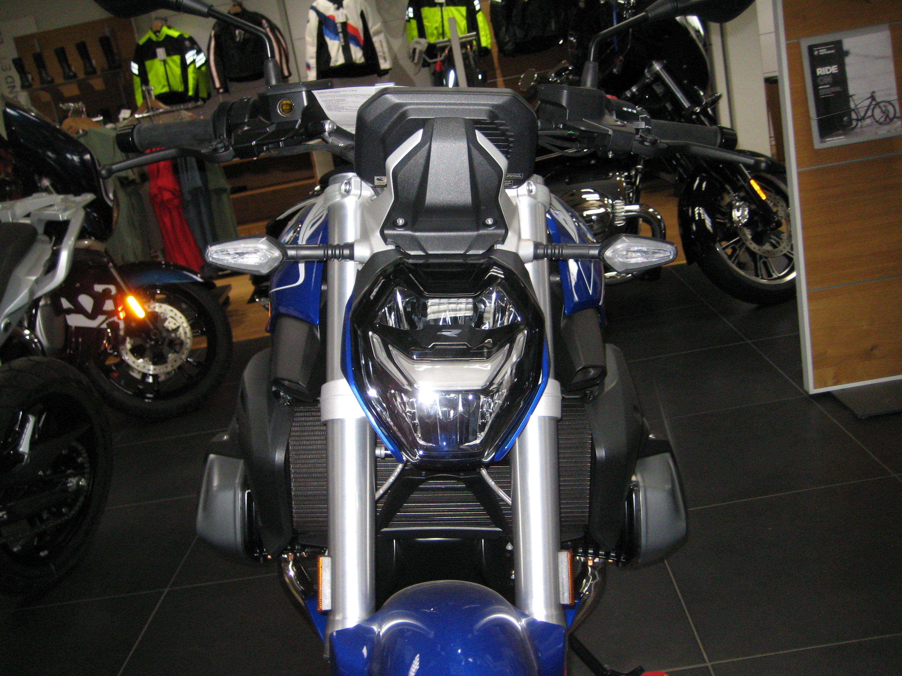 2024 R1250R R1250R B2563 - Click for larger photo